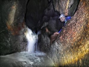 salto de agua en cueva de matienzo