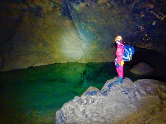 lago en la cueva coventosa